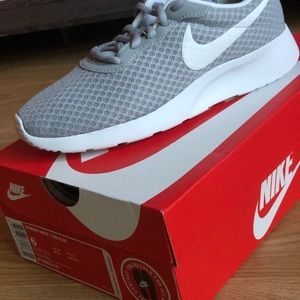 WMNS NIKE TANJUN SNEAKERS